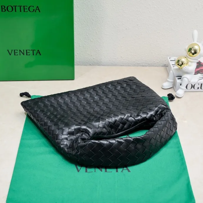 Batch 1860 #Bv new small HOP bag, the bag body and handles are made of a whole piece of woven leather. The bag body is soft and lazy. Hop symbolizes the praise of innovation and eternal craftsmanship [love]. The pyramid silhouette combines practicality and fashion. It is modern and casual. The double-sided closure design of the bag mouth is more convenient and safe! The cowhide texture also makes the bag more wear-resistant and durable. A must-have for fashionable ladies who like minimalism yet comfortable and casual! Size: 41x20.5x7.5, Model: 3966#